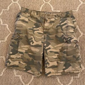 Izod camo cargo shorts - size 34
